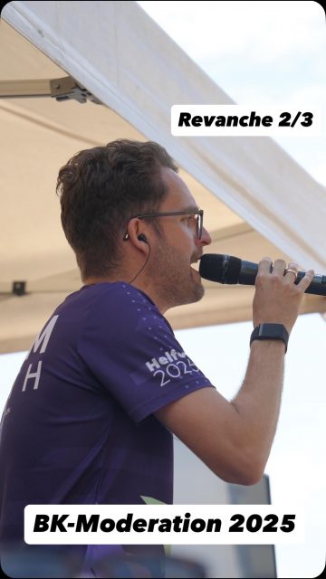 #fotodump zum zweiten Recap meiner diesjährigen 🎤-Saison 2025. Vielen lieben Dank @radsport.gaimersheim und @tvvohburg.leichtathletik, dass ich Eure super organisierten Läufe moderieren durfte. Schön langsam werde ich zum richtigen Kenner der Ingolstädter Laufszene 🤩
Das darauf folgende ist und bleibt einfach mein Highlight in meinem Jahreskalender, denn wenn die Welt 🌍 zu Gast im Landkreis Roth beim @challengeroth ist, gibt es es einfach nicht Schöneres daheim in #greding am #kalvarienberg zu moderieren 🤩🎤 Vielen lieben Dank @greding_tourismus für die tolle Zusammenarbeit genauso wie mit @deejayfamily. Zwei Wochen nach der Ekstase konnten wir wiederum einen äußerst erfolgreichen #ajhalbmarathon im Rahmen des Gredinger Volksfest feiern! #bkmoderation #eventmoderation #retzbachlauf2025 #fuchsburglauf2025 #challengeroth #announcer #runner #running #triathlon #greding #sportmotivation