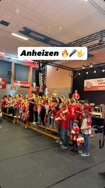 Einer geht noch ✌️🤟🎤! Mein absolutes Highlight die letzten 7 Minuten vor dem Einmarsch von @harrykane! Ein bisschen die Mitglieder und Gäste in Stimmung bringen! 🔥🔥🔥 Vielen lieben Dank Ann-Kathrin für die sensationellen Aufnahmen 🎥
Meine Bewerbung zum Hallen oder Stadionsprecher…was meint ihr? Schreibt‘s in die Kommentare… 😘
#bkmoderation #announcer #fcbayern #fanclub #entertainment