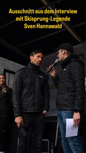 Früher: Der kleine Junge von damals, der immer vor dem TV saß und bei der4-Schanzen-Tournee mitgefiebert hat 🙏🫶😉
Heute: @allgaeu_radmarathon 2026 - ein kleiner Ausschnitt mit Skisprung-Legende @sven_hannawald!!! Krasse Geschichte, gut angespannt gewesen, aber die Hand zeigt den Flow und die Leidenschaft für den Sport und den Wintersport 🤣🤩🎤 🎥 @maxmutscheller 🙏